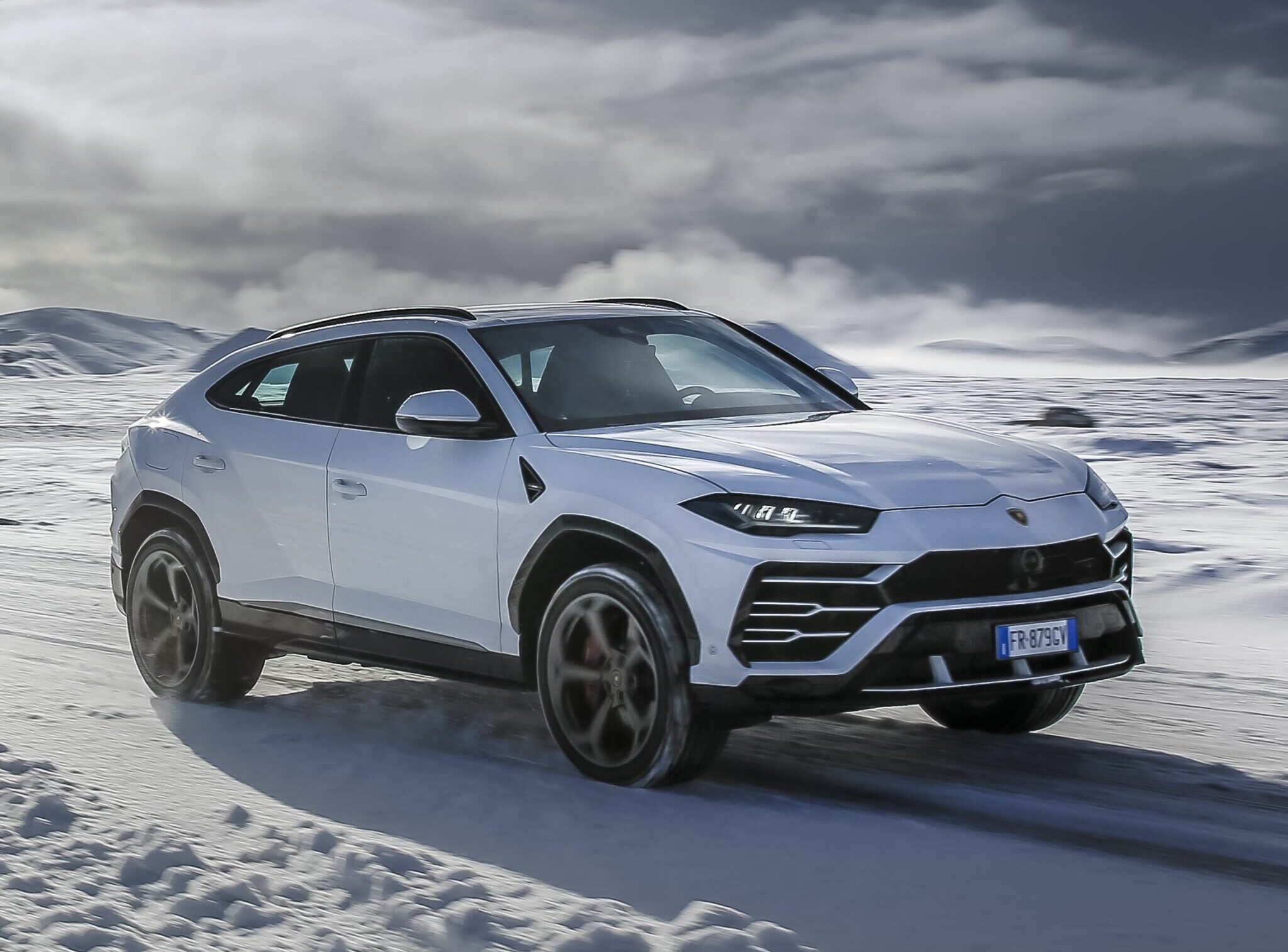 雪景色の中を走るUrus SE